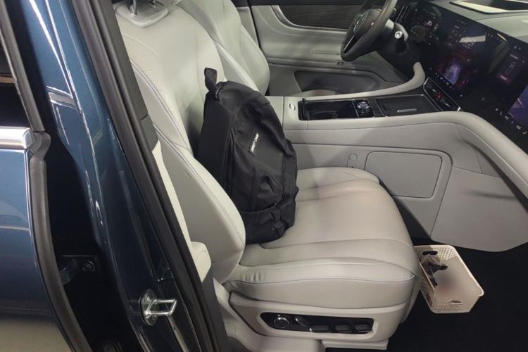 Used Hima AITO M9 2024 Range-Extended Ultra Version 42 kWh 6-Seater Model Right Front Seat