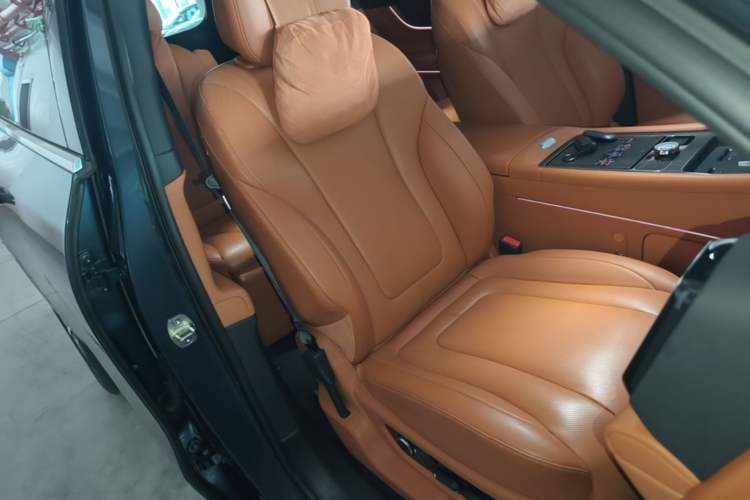 Used Hima AITO M9 2024 Range-Extended Ultra Version 42 kWh 6-Seater Model Right Front Seat