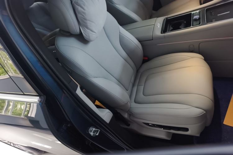 Used Hima AITO M9 2024 Range-Extended Ultra Version 42 kWh 6-Seater Model Right Front Seat