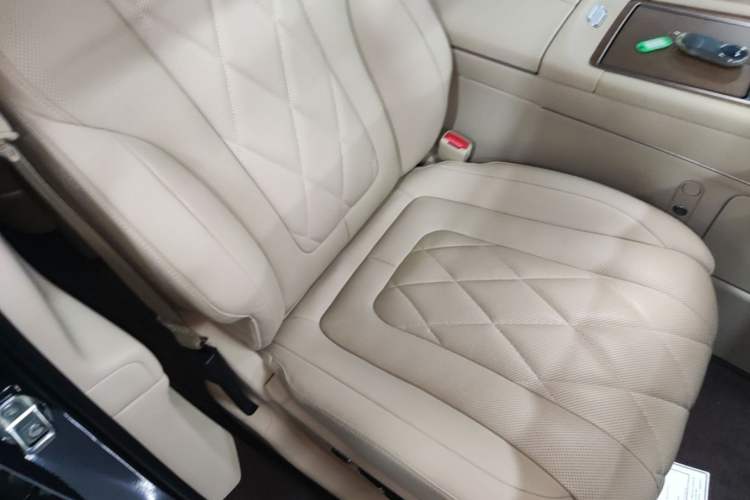 Used Hima AITO M9 2024 Range-Extended Ultra Version 42 kWh 6-Seater Model Right Front Seat