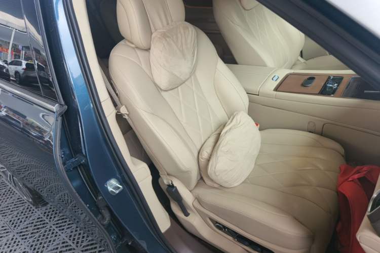 Used Hima AITO M9 2024 Range-Extended Ultra Version 42 kWh 6-Seater Model Right Front Seat