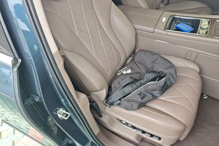 Used Hima AITO M9 2024 Range-Extended Ultra Version 52 kWh 5-Seater Model Right Front Seat