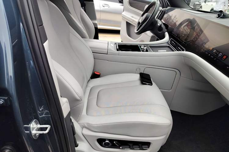 Used Hima AITO M9 2024 Range-Extended Ultra Version 42 kWh 6-Seater Model Right Front Seat