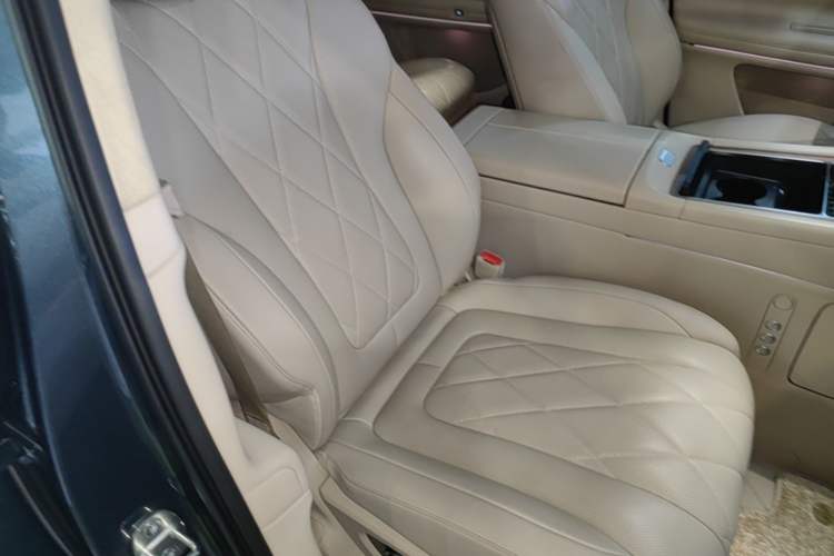 Used Hima AITO M9 2024 Range-Extended Ultra Version 42 kWh 6-Seater Model Right Front Seat