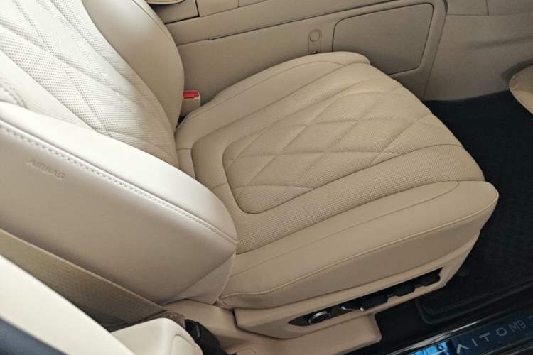 Used Hima AITO M9 2024 Range-Extended Ultra Version 42 kWh 6-Seater Model Right Front Seat