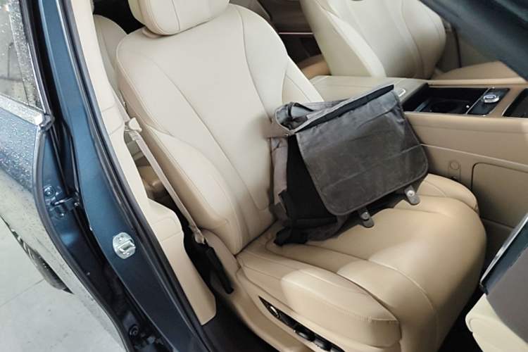 Used Hima AITO M9 2024 Range-Extended Ultra Version 42 kWh 6-Seater Model Right Front Seat