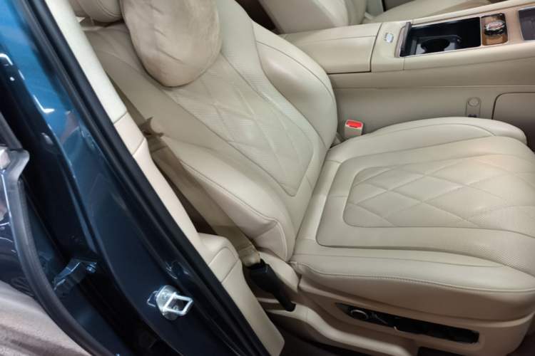 Used Hima AITO M9 2024 Range-Extended Ultra Version 42 kWh 6-Seater Model Right Front Seat