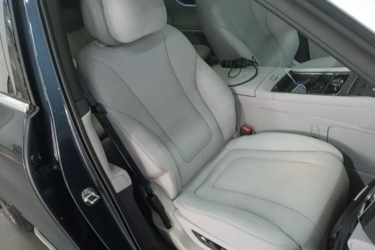Used Hima AITO M9 2024 Range-Extended Ultra Version 42 kWh 6-Seater Model Right Front Seat