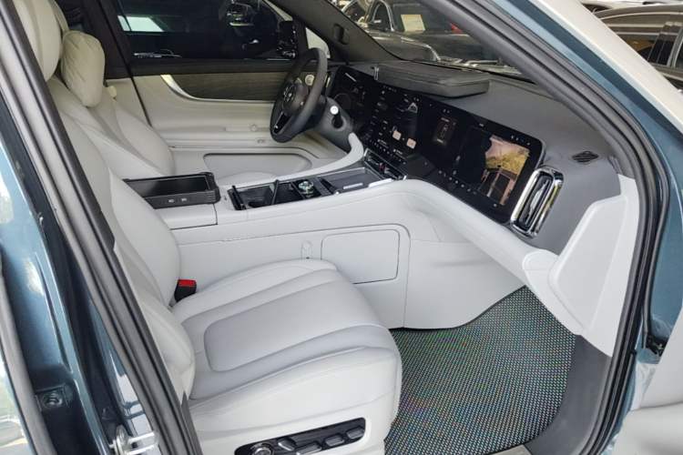 Used Hima AITO M9 2024 Range-Extended Ultra Version 42 kWh 6-Seater Model Right Front Seat