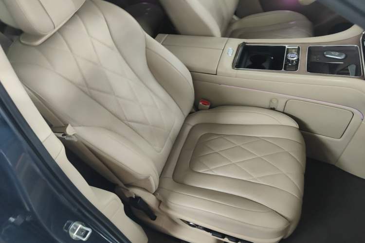 Used Hima AITO M9 2024 Range-Extended Ultra Version 42 kWh 6-Seater Model Right Front Seat