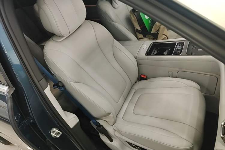 Used Hima AITO M9 2024 Range-Extended Ultra Version 42 kWh 6-Seater Model Right Front Seat