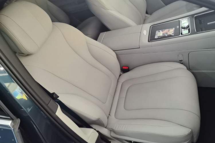Used Hima AITO M9 2024 Range-Extended Ultra Version 42 kWh 6-Seater Model Right Front Seat