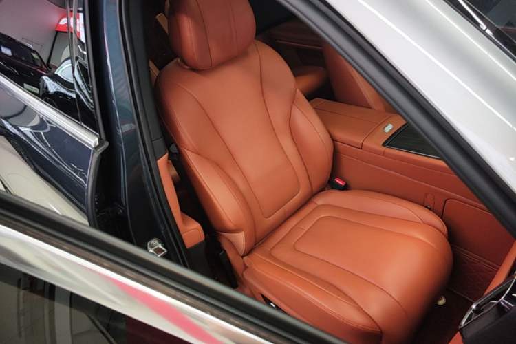 Used Hima AITO M9 2024 Range-Extended Ultra Version 42 kWh 6-Seater Model Right Front Seat