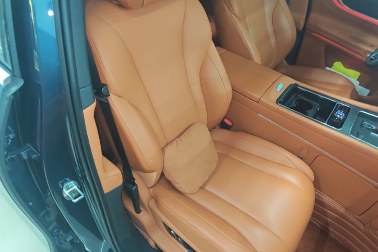 Used Hima AITO M9 2024 Range-Extended Ultra Version 42 kWh 6-Seater Model Right Front Seat