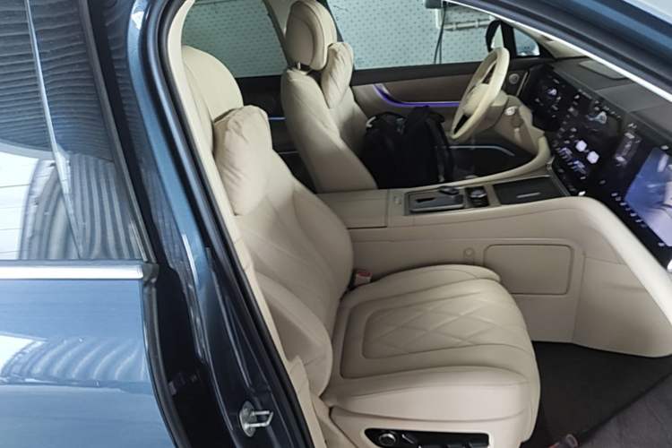 Used Hima AITO M9 2024 Range-Extended Ultra Version 42 kWh 6-Seater Model Right Front Seat