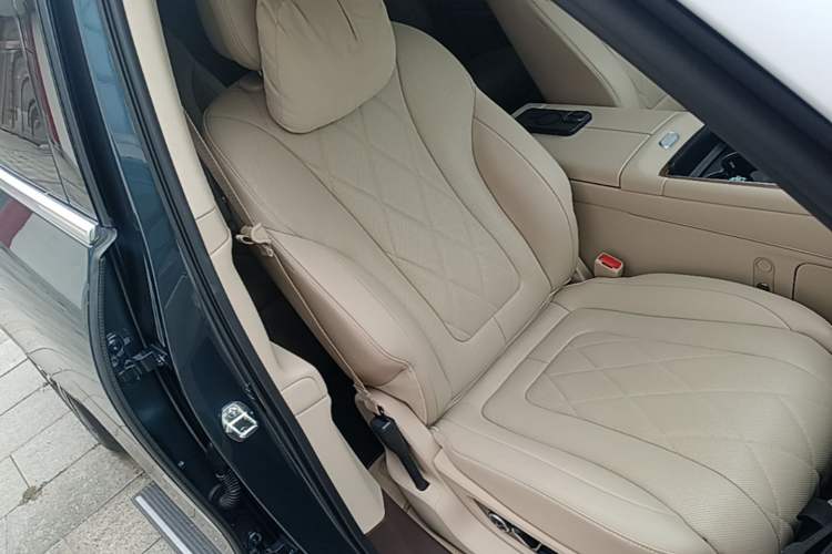 Used Hima AITO M9 2024 Range-Extended Ultra Version 42 kWh 6-Seater Model Right Front Seat