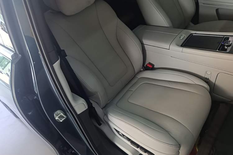 Used Hima AITO M9 2024 Range-Extended Max Edition 42 kWh 6-Seater Version Right Front Seat