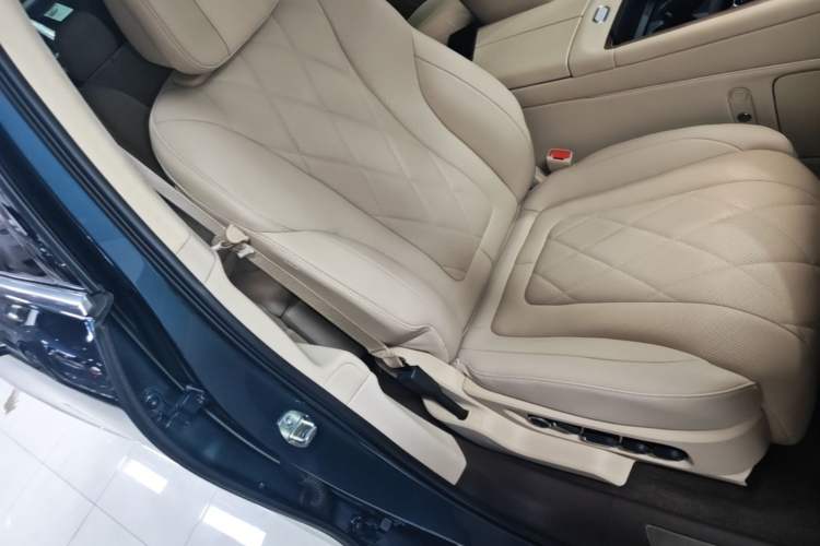 Used Hima AITO M9 2024 Range-Extended Ultra Version 52 kWh 6-Seater Model Right Front Seat