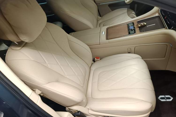 Used Hima AITO M9 2024 Range-Extended Ultra Version 42 kWh 6-Seater Model Right Front Seat