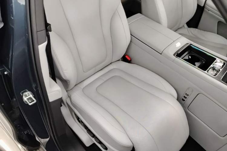 Used Hima AITO M9 2024 Range-Extended Ultra Version 42 kWh 6-Seater Model Right Front Seat