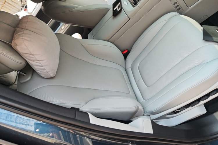 Used Hima AITO M9 2024 Range-Extended Ultra Version 42 kWh 6-Seater Model Right Front Seat