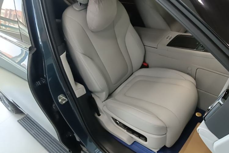 Used Hima AITO M9 2024 All-Electric Ultra Version 100 kWh 6-Seater Model Right Front Seat