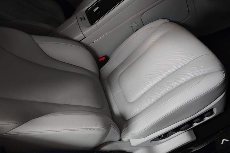 Used Hima AITO M9 2024 Range-Extended Ultra Version 42 kWh 6-Seater Model Right Front Seat