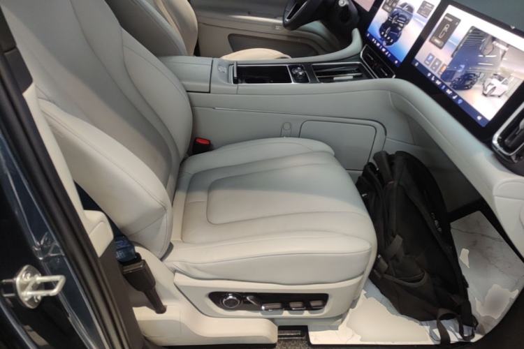 Used Hima AITO M9 2024 Range-Extended Ultra Version 42 kWh 6-Seater Model Right Front Seat