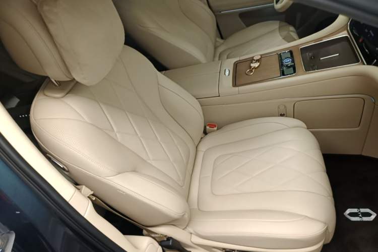 Used Hima AITO M9 2024 Range-Extended Ultra Version 42 kWh 6-Seater Model Right Front Seat