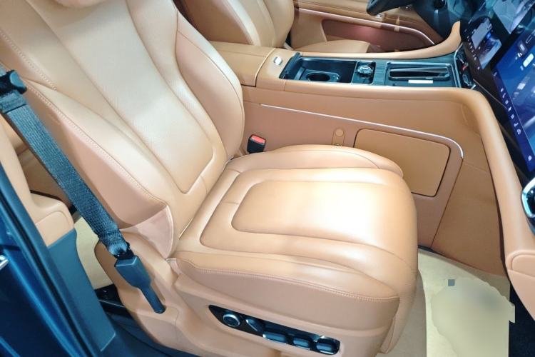 Used Hima AITO M9 2024 Range-Extended Ultra Version 52 kWh 6-Seater Model Right Front Seat
