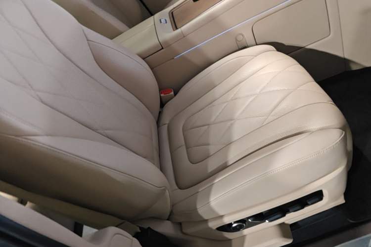 Used Hima AITO M9 2024 Range-Extended Ultra Version 52 kWh 6-Seater Model Right Front Seat
