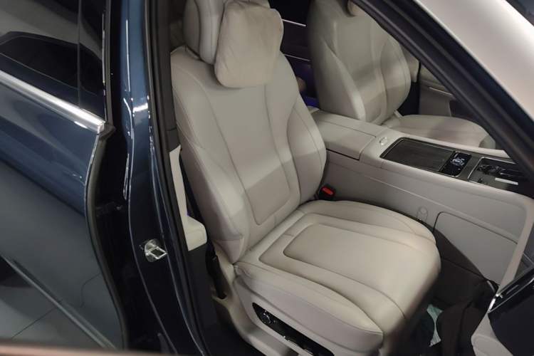 Used Hima AITO M9 2024 All-Electric Ultra Version 100 kWh 6-Seater Model Right Front Seat