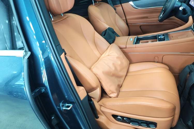 Used Hima AITO M9 2024 Range-Extended Ultra Version 52 kWh 5-Seater Model Right Front Seat