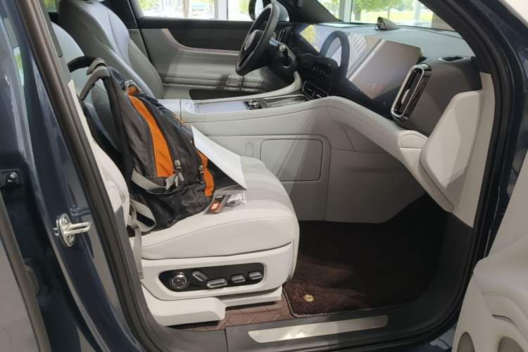 Used Hima AITO M9 2024 Range-Extended Ultra Version 42 kWh 6-Seater Model Right Front Seat