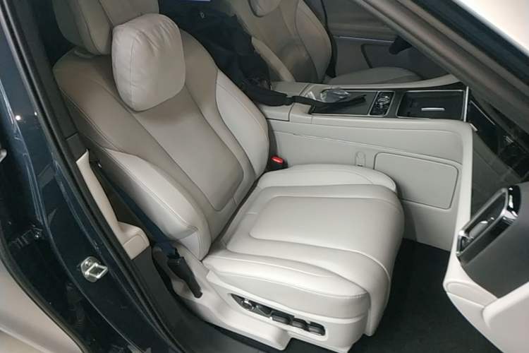 Used Hima AITO M9 2024 Range-Extended Ultra Version 42 kWh 6-Seater Model Right Front Seat