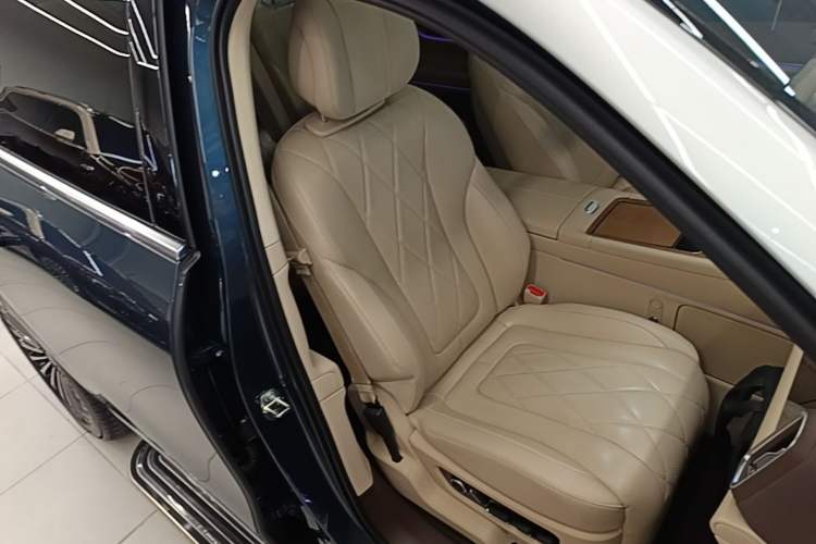 Used Hima AITO M9 2024 Range-Extended Max Edition 42 kWh 6-Seater Version Right Front Seat