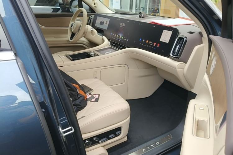 Used Hima AITO M9 2024 Range-Extended Ultra Version 42 kWh 6-Seater Model Right Front Seat