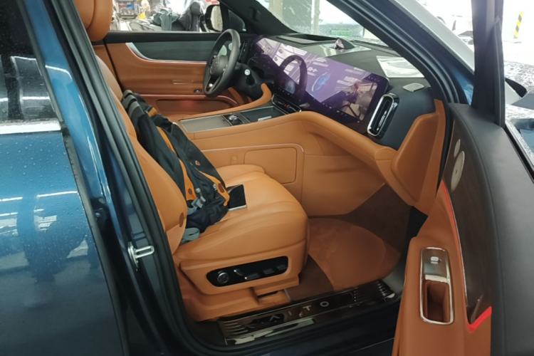 Used Hima AITO M9 2024 Range-Extended Ultra Version 42 kWh 6-Seater Model Right Front Seat