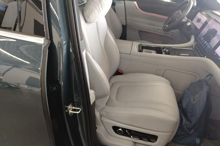 Used Hima AITO M9 2024 Range-Extended Ultra Version 52 kWh 5-Seater Model Right Front Seat