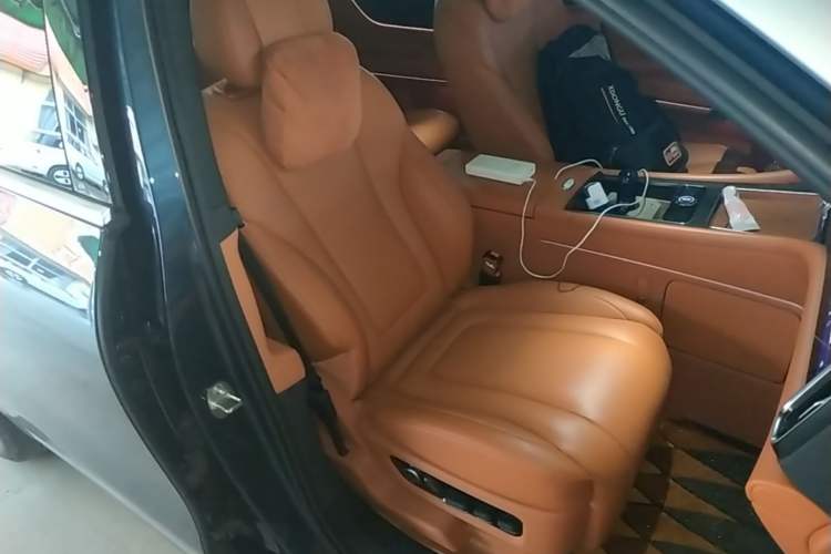 Used Hima AITO M9 2024 Range-Extended Ultra Version 42 kWh 6-Seater Model Right Front Seat