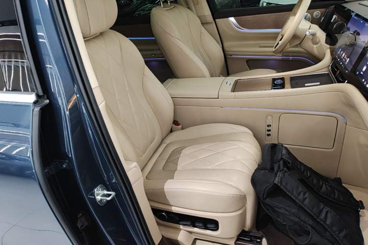 Used Hima AITO M9 2024 Range-Extended Ultra Version 42 kWh 6-Seater Model Right Front Seat