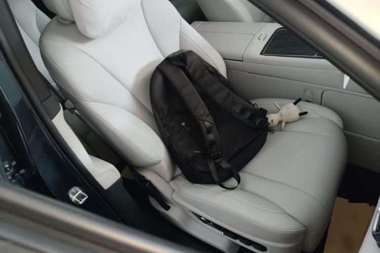 Used Hima AITO M9 2024 Range-Extended Ultra Version 42 kWh 6-Seater Model Right Front Seat