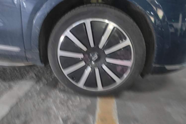 Used Hima AITO M9 2024 Range-Extended Max Edition 42 kWh 6-Seater Version Right Front Wheel Hub