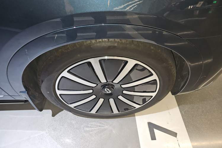 Used Hima AITO M9 2024 Range-Extended Ultra Version 42 kWh 6-Seater Model Right Front Wheel Hub