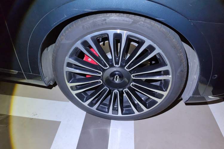 Used Hima AITO M9 2024 Range-Extended Ultra Version 42 kWh 6-Seater Model Right Front Wheel Hub