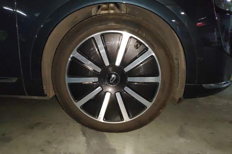 Used Hima AITO M9 2024 Range-Extended Max Edition 42 kWh 6-Seater Version Right Front Wheel Hub