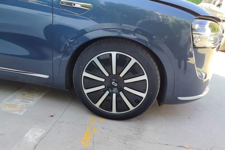 Used Hima AITO M9 2024 Range-Extended Ultra Version 52 kWh 6-Seater Model Right Front Wheel Hub