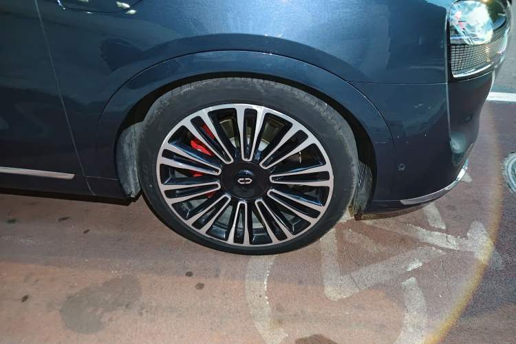 Used Hima AITO M9 2024 Range-Extended Ultra Version 42 kWh 6-Seater Model Right Front Wheel Hub