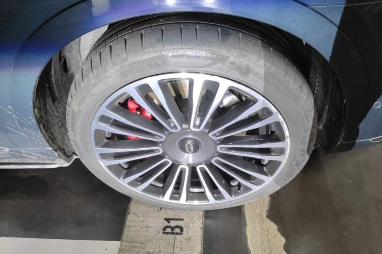 Used Hima AITO M9 2024 Range-Extended Ultra Version 42 kWh 6-Seater Model Right Front Wheel Hub