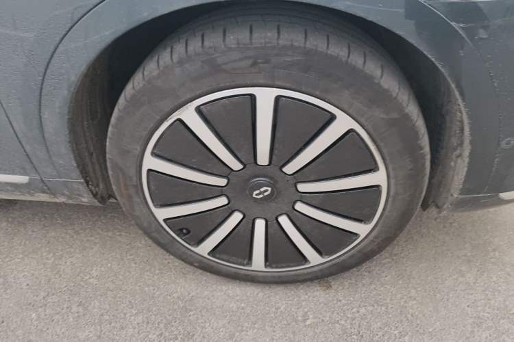 Used Hima AITO M9 2024 Range-Extended Max Edition 42 kWh 6-Seater Version Right Front Wheel Hub
